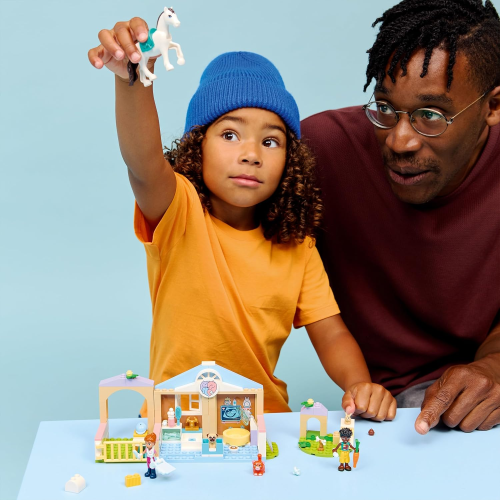 LEGO 42696 FRIENDS Clinica Veterinaria Giocattolo per Animali -  con Stalla per Cavalli, 2 Mini Bamboline, Cagnolino, Coniglietto