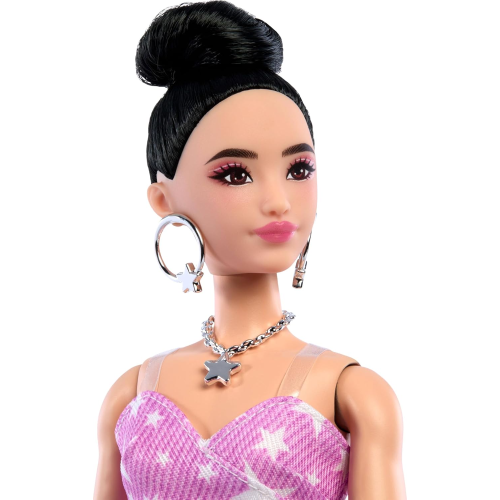 MATTEL JJN71  BARBIE FASHIONISTAS, Deluxe Style,n. 11, capelli neri con chignon, abito in denim rosa con stampa a stelle - 4 ANNI+