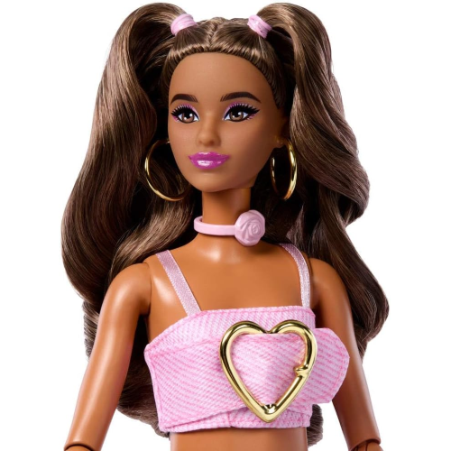 MATTEL JJN72  BARBIE FASHIONISTAS, Deluxe Style, n. 12, bambola dai capelli castani mossi e top in denim rosa - 4 ANNI+