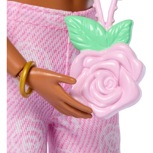 MATTEL JJN72  BARBIE FASHIONISTAS, Deluxe Style, n. 12, bambola dai capelli castani mossi e top in denim rosa - 4 ANNI+