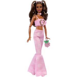 MATTEL JJN72  BARBIE FASHIONISTAS, Deluxe Style, n. 12, bambola dai capelli castani mossi e top in denim rosa - 4 ANNI+