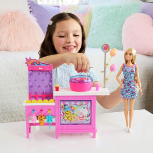 BARBIE Malibu e chiosco zucchero filato, set con bambola e 20 accessori inclusi - 3 ANNI+